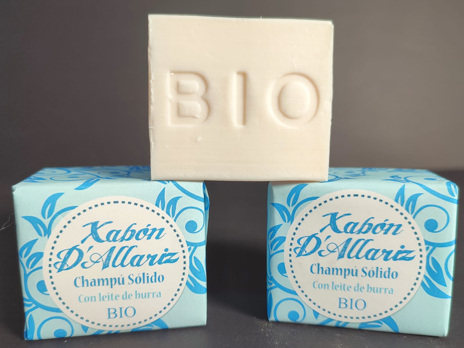 CHAMPÚ SÓLIDO BIO Xabón D'Allariz CON LEITE DE BURRA, MANTEIGA DE KARITÉ E ACEITES ESENCIAIS.